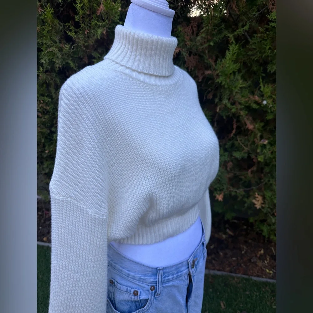 Women’s Cozy Holiday White Turtleneck Cropped Knitted Sweater size M - Picture 2 of 3
